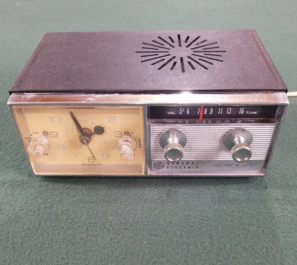 Vintage 1960&rsquo;s General Electric C551A Transistor AM Alarm Clock Radio-Tested