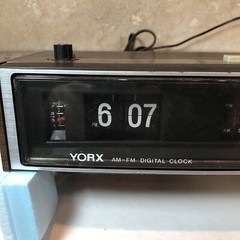 Yorx AM/FM Clock Radio – Flip Digits – Vintage Model No. R5007 – Tested/Works**