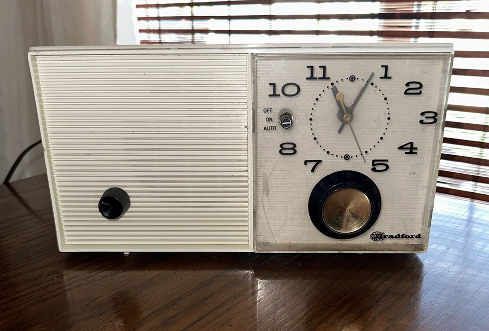 Vintage Bradford Radio and Clock, Model 91025 Light Beige ~Not Working