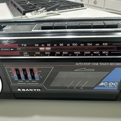 Vintage Sanyo Model No. M7030 Built In Am-fm Battery Operated No Power Cord