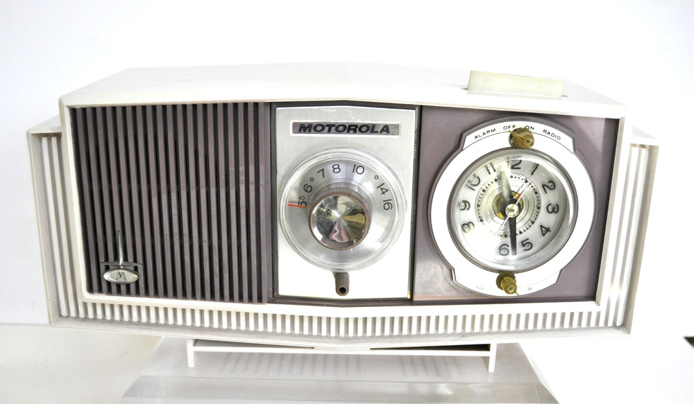Motorola 1963 AM/FM radio C4P-55 in RARE PLUM COLOR