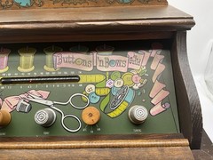 Guild Vintage 1965 « Button & Bows  » Vacuum Tube AM/FM Radio Sewing Cabinet
