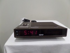 Magnavox D3000 AM/FM Radio Alarm Electronic Clock Power Backup Vintage Brown