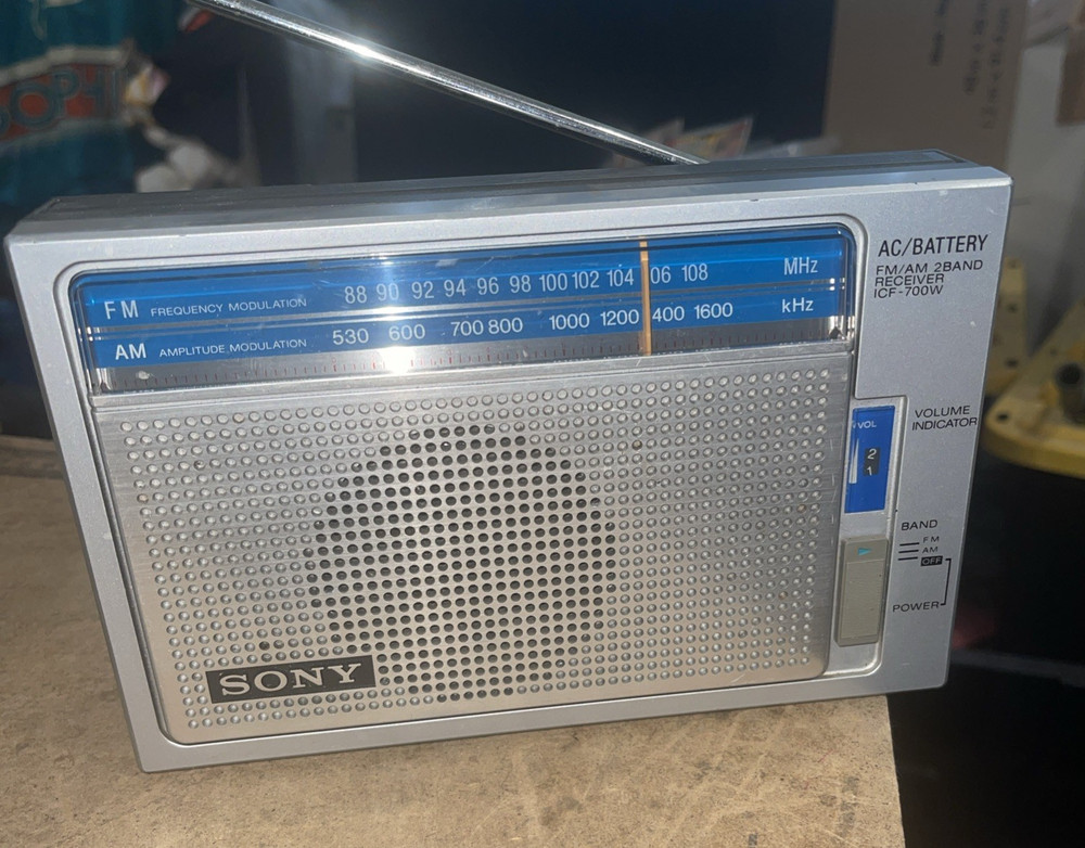 Sony ICF-700W 2-Band FM/AM Portable Radio, Works, Battery or Corded
