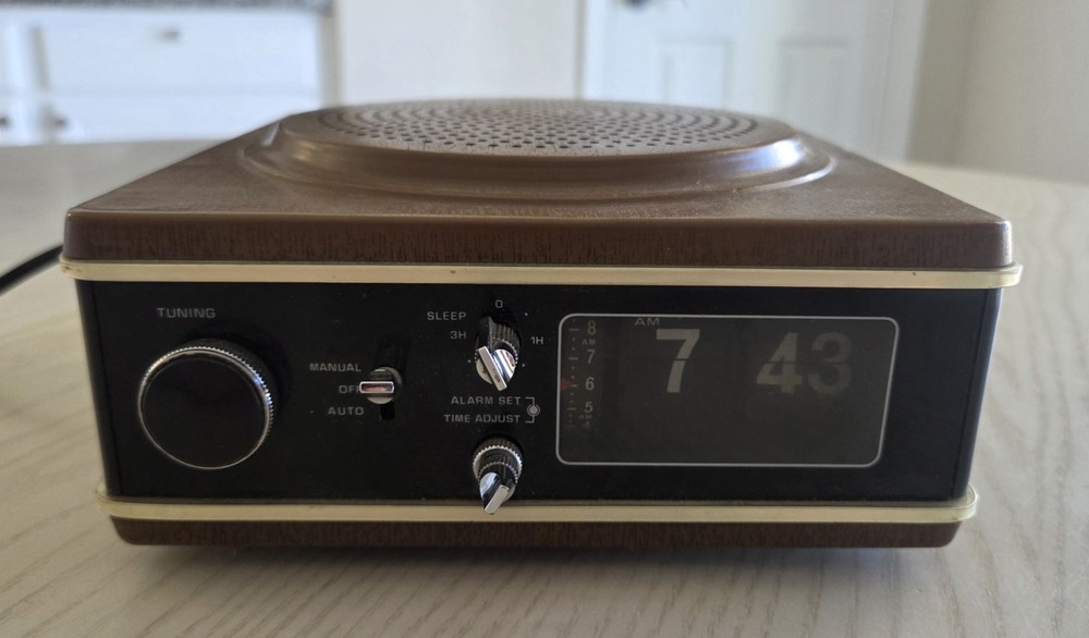Wynford Hall AM/FM FLIP NUMBER ALARM CLOCK /Stereo Adapter- Pls Read Description