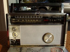 VINTAGE ZENITH ROYAL 3000 ALL TRANSISTOR TRANS-OCEANIC PORTABLE RADIO DECENT