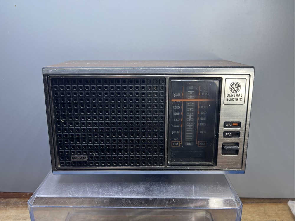 Vintage General Electric GE AM FM Table Radio Model 7-4115B Walnut Finish TESTED