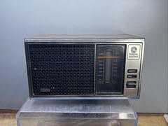 Vintage General Electric GE AM FM Table Radio Model 7-4115B Walnut Finish TESTED