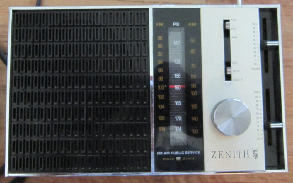 Zenith RC52Y Solid State FM/AM/PS Vintage Portable Radio W Black Leather ,TESTED