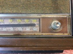 VINTAGE GENERAL ELECTRIC DUAL SPEAKER AM/FM Tube RADIO MODEL T1243B TESTED WORKS