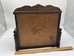 Guild Vintage 1965 « Button & Bows  » Vacuum Tube AM/FM Radio Sewing Cabinet