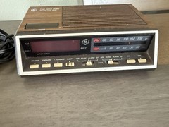 Vintage GE Model 7-4616B Wood Grain AM/FM Dual Alarm Clock Radio