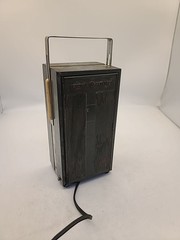 Vintage Deco GE General Electric 140 Portable AC DC RADIO ~UNTESTED PARTS REPAIR