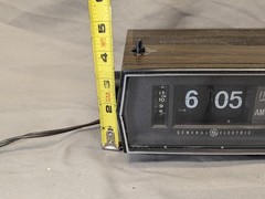 General Electric Radio Vintage C4331B Flip Clock AM FM Walnut Grain 70&rsquo;s READ