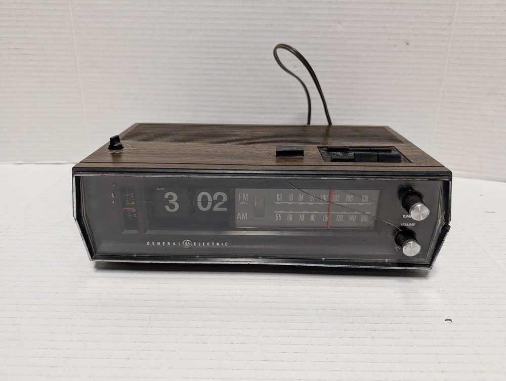 General Electric Clock Radio Vintage C4331B Flip Clock AM FM Walnut Grain AC
