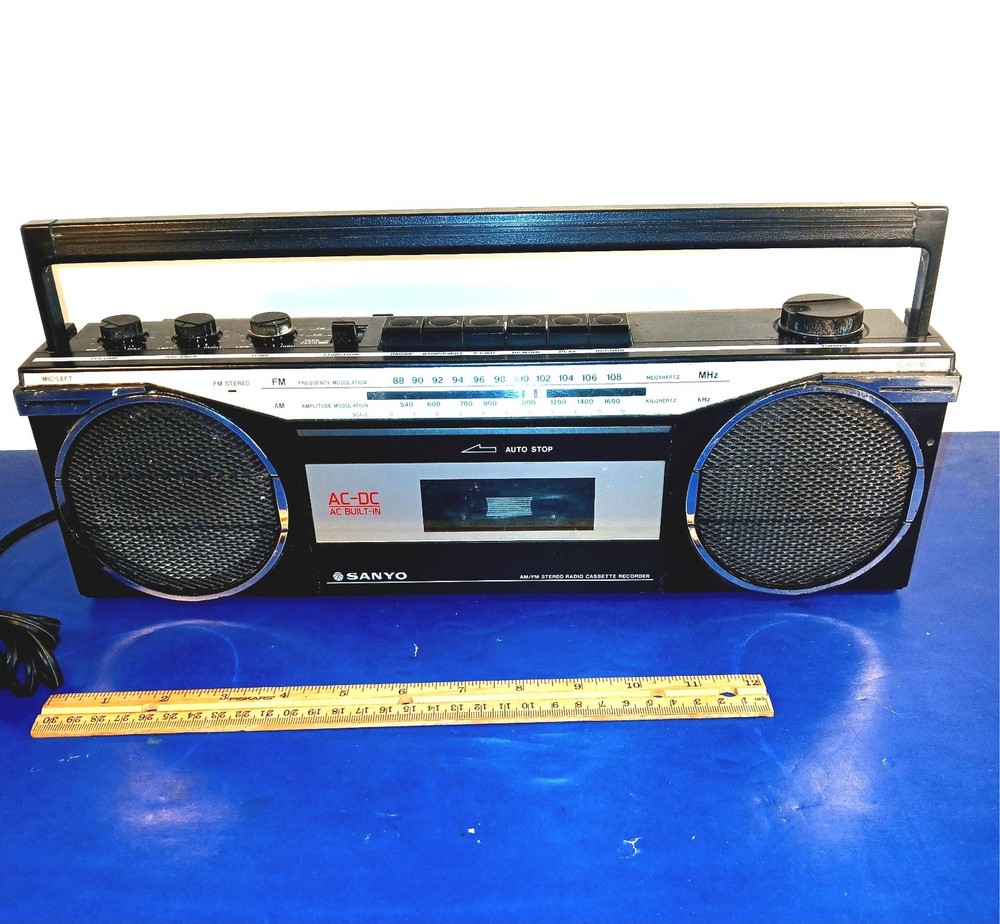 Vintage 80’s Sanyo AM/FM Radio Cassette Boombox | Model WC 2000