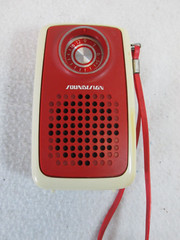 Vintage 1970&rsquo;s Sound Design red white AM pocket radio 1177 Hong Kong ( Works )