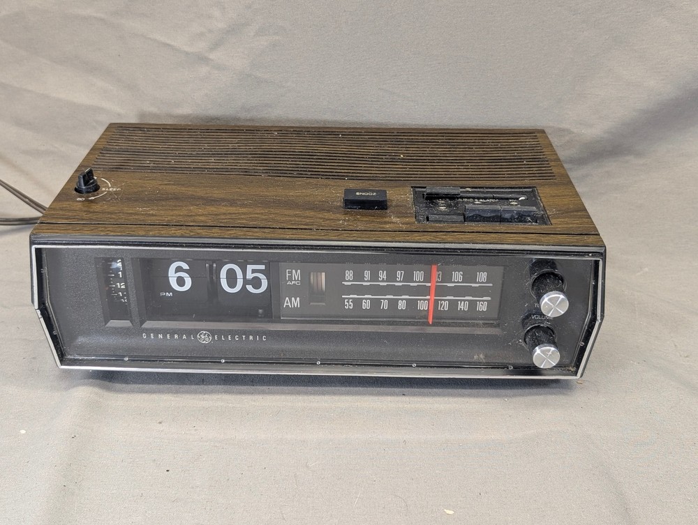 General Electric Radio Vintage C4331B Flip Clock AM FM Walnut Grain 70&rsquo;s READ