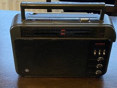 Vintage GE Superadio 7-2887A Portable Long Range AM/FM Radio AC / Battery Works