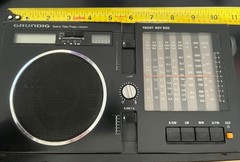 Parts only GRUNDIG YACHT BOY 650 AC/DC FM/AM/SW TRANSISTOR RADIO.VGC
