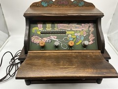 Guild Vintage 1965 « Button & Bows  » Vacuum Tube AM/FM Radio Sewing Cabinet