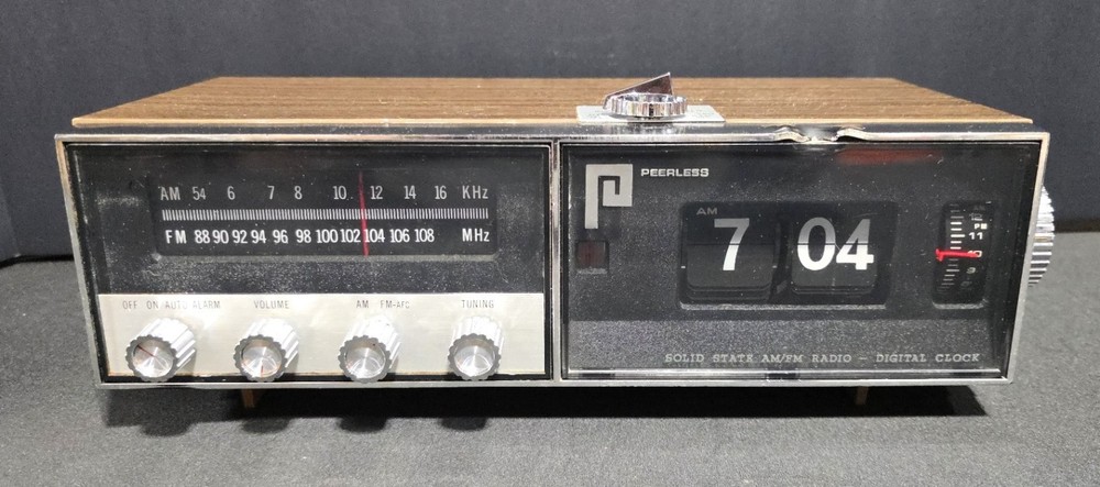 Vintage Peerless Flip Clock Radio AM/FM Digital Clock Woodgrain Alarm Works