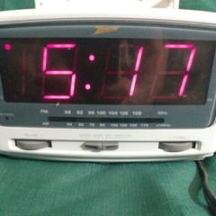 Vintage Zenith Alarm Clock/Radio twin alarms AM FM model Z207G tested working