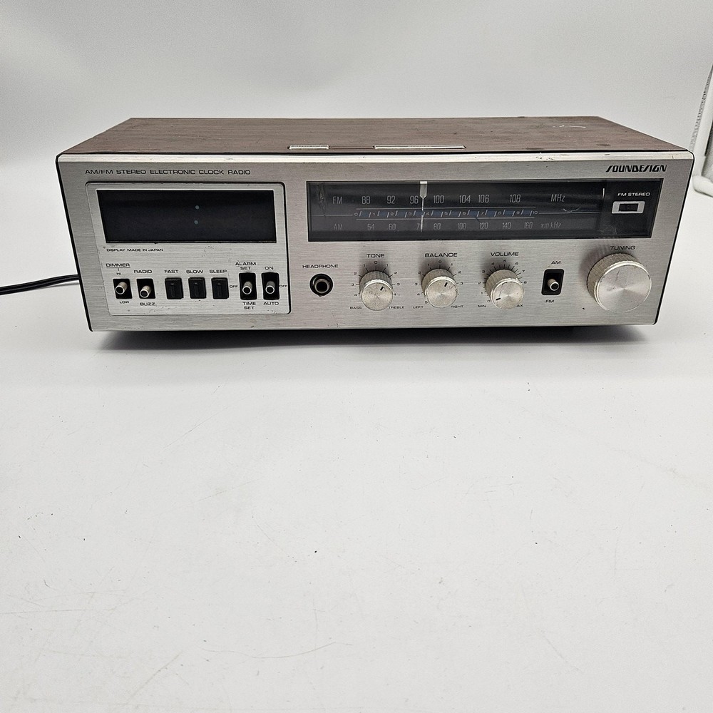 Vintage Soundesign 3970A AM FM Stereo Electronic Clock Radio Woodgrain Japan