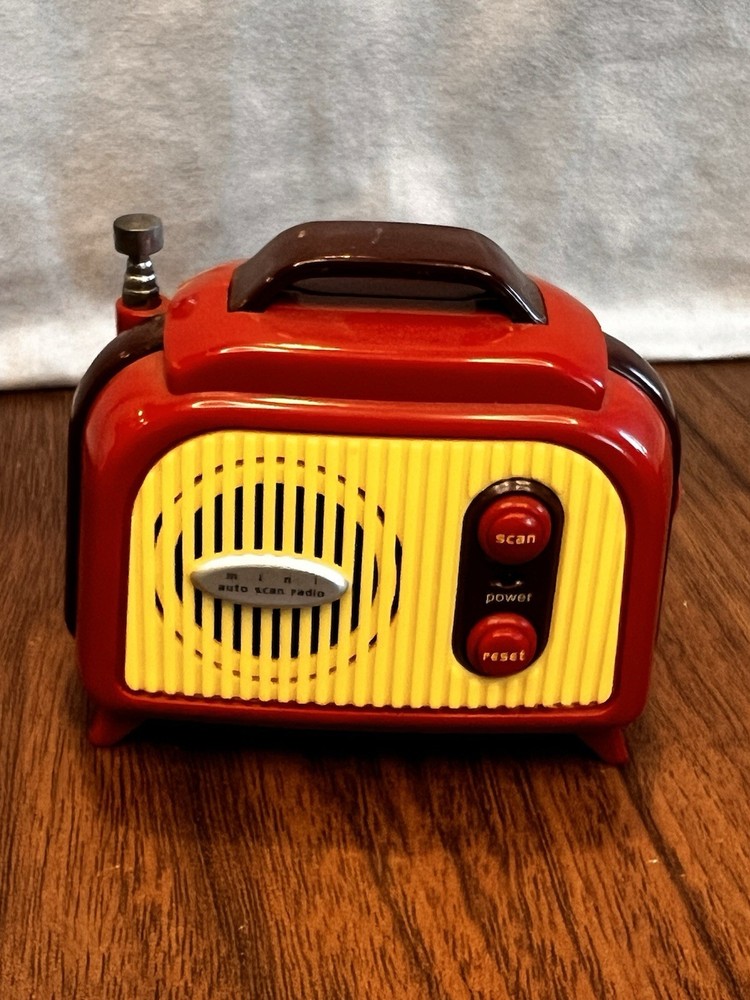 Mini Retro-Style AM/FM Auto-Scan Radio – Red & Yellow Vintage Look | Untested