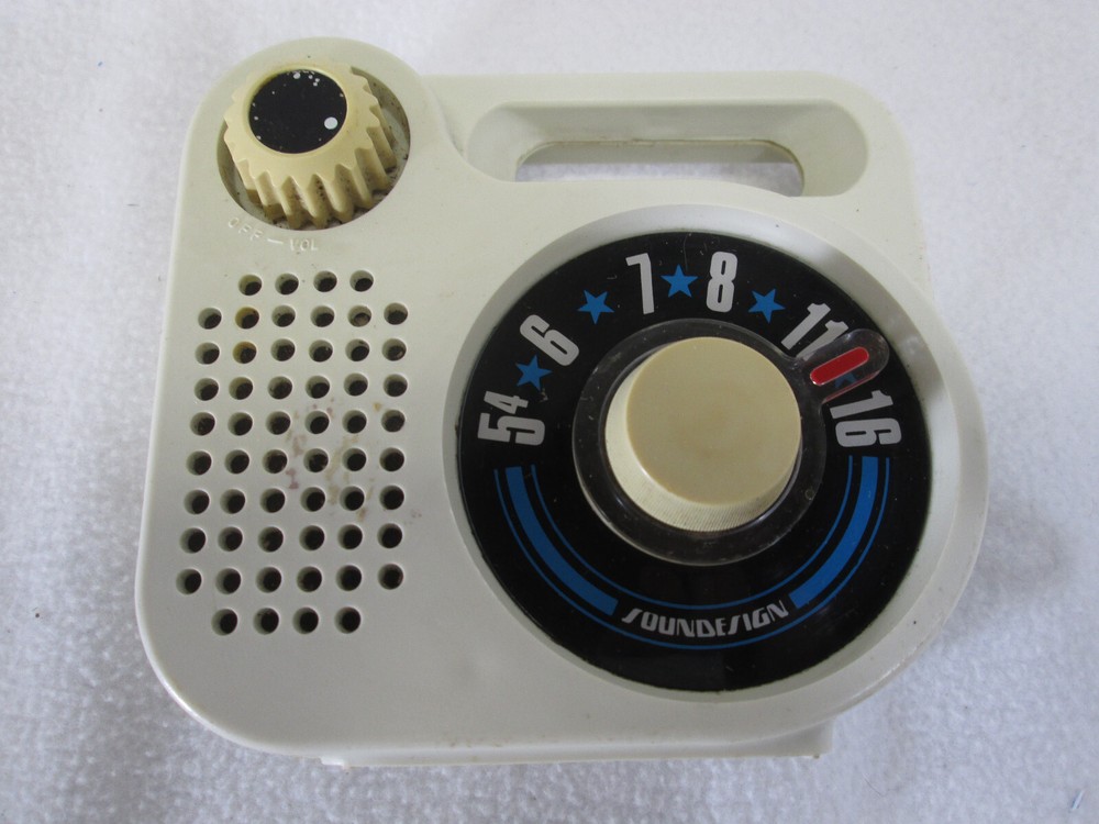 Vintage 1980&rsquo;s Sound Design white AM portable radio 1222C Hong Kong ( Works )