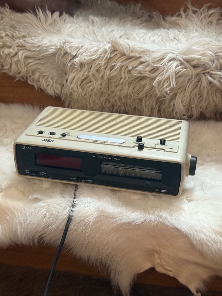 Philips 7460 vintage am fm portable radio clock alarm