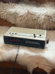 Philips 7460 vintage am fm portable radio clock alarm