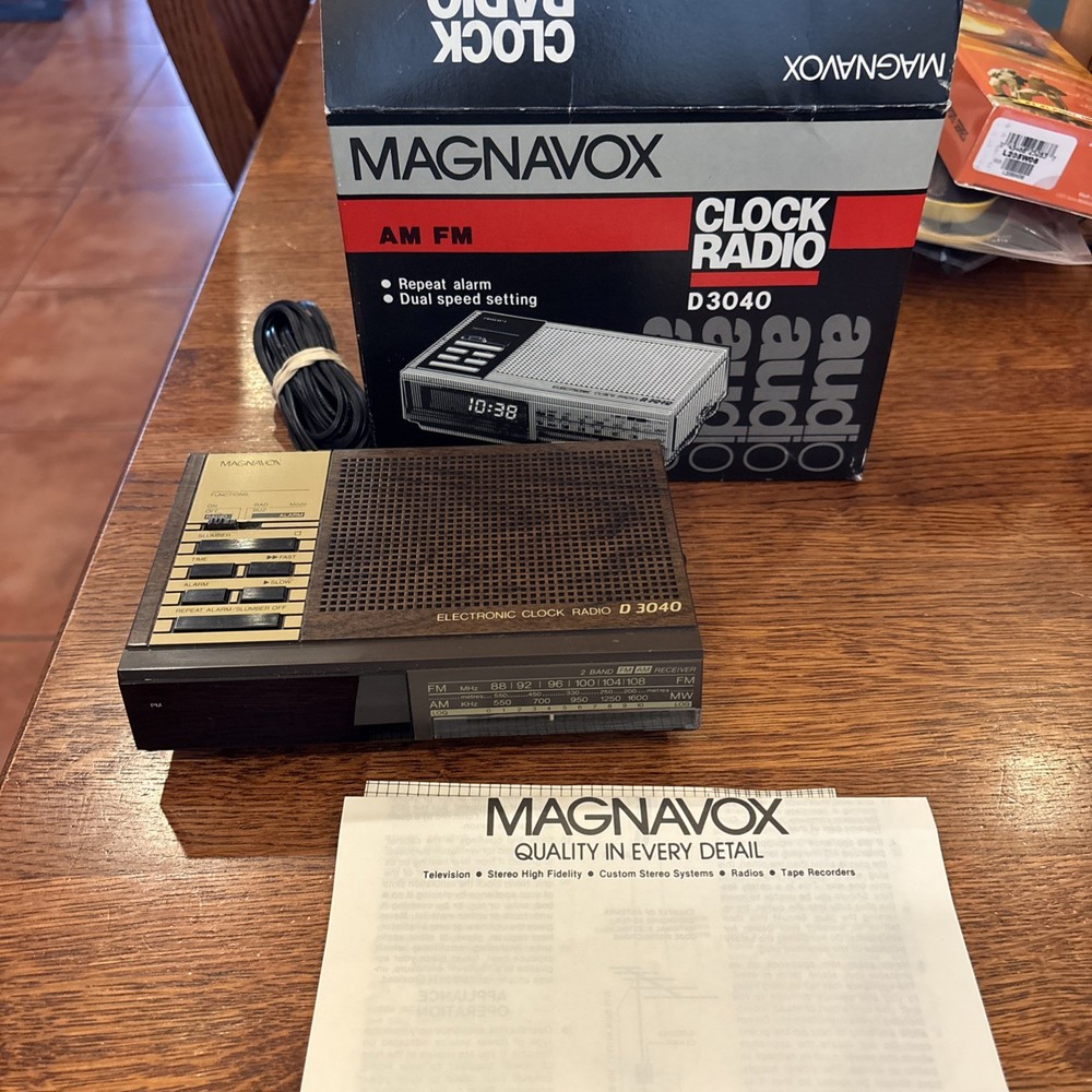 Vintage Magnavox Electronic Clock Radio D3040 Woodgrain Tested Working