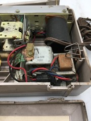 Vintage « THE COMPANION » BULOVA 3 Way Portable Vacuum Tube Radio 208 Parts RS