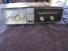 Vintage LLOYD&rsquo;S Solid State 2 Speaker Clock Radio Model 9J45G-37A Works Tested