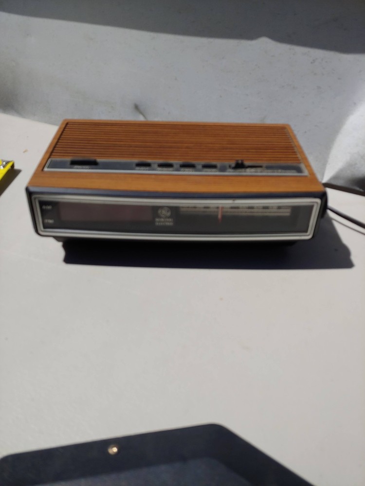Vintage General Electric Alarm Clock Radio Model 7-4625c Faux Wood Grain Retro
