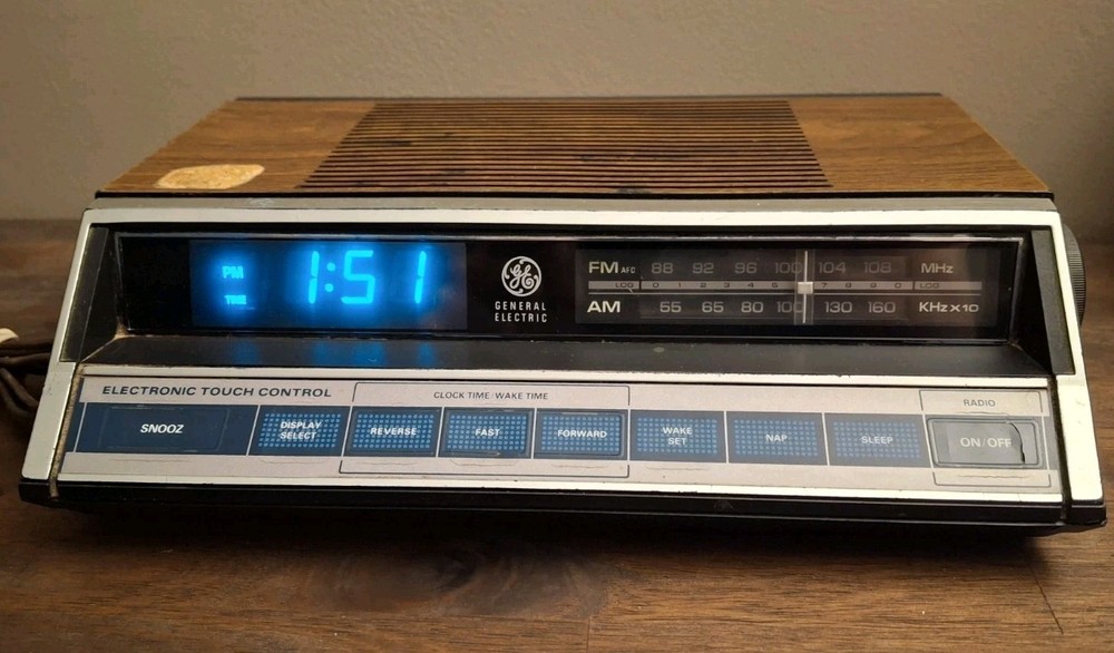 GE General Electric 7-4662A Electronic Touch Control Alarm Clock Radio Blue