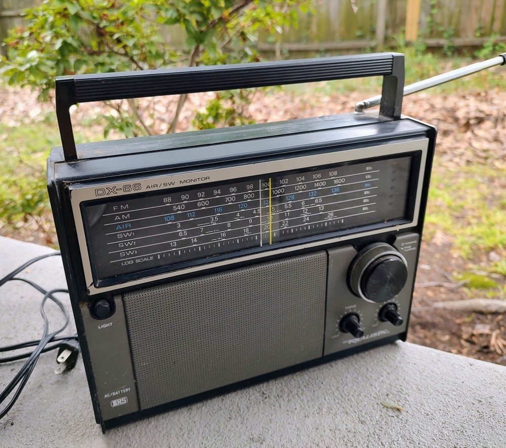 Vintage Radio Shack Realistic Patrolman SW-60 6 Band Radio 12-764A, WORKS!