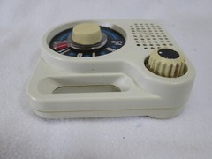 Vintage 1980&rsquo;s Sound Design white AM portable radio 1222C Hong Kong ( Works )