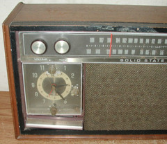 VINTAGE GENERAL ELECTRIC SOLID STATE AM/FM DUAL SPEAKER RADIO FOR PARTS/REPAIR