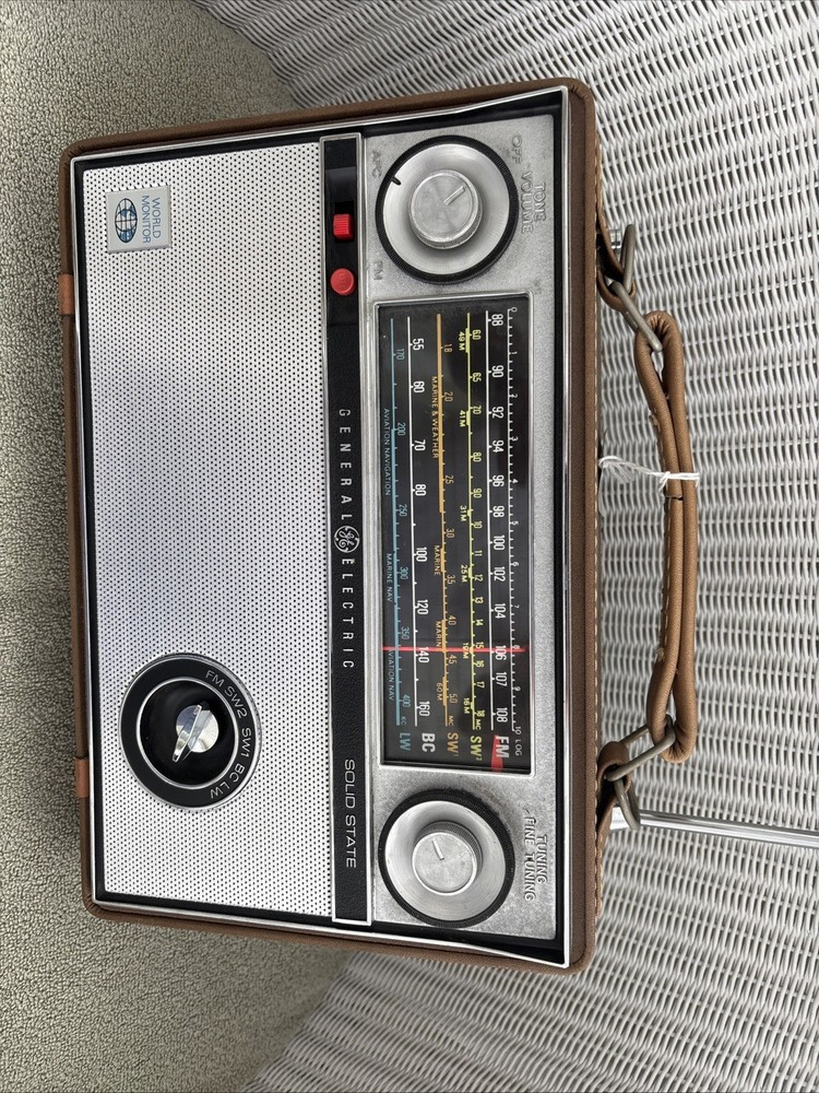 Vtg General Electric World Monitor P-990A 17 Transistor 5 Band Radio Tested