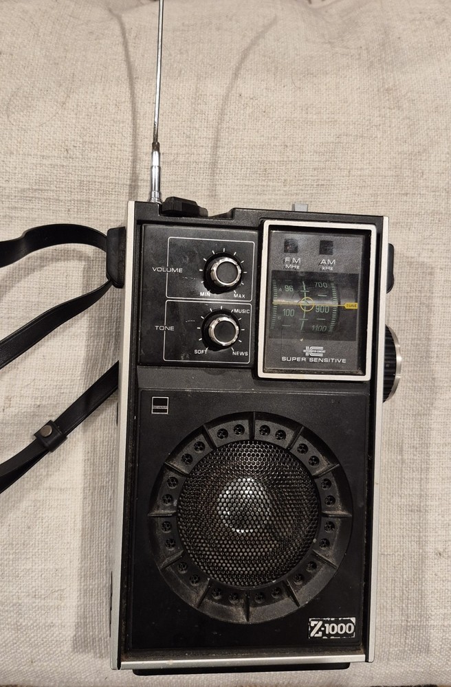 Vintage radio Sharp Z1000 fx-208h FM / AM FREQUENCY Range 88 – 108 Works Japan