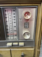 Vintage Magnavox FM049 Radio With Alarm Maple Finish Tested And Working !
