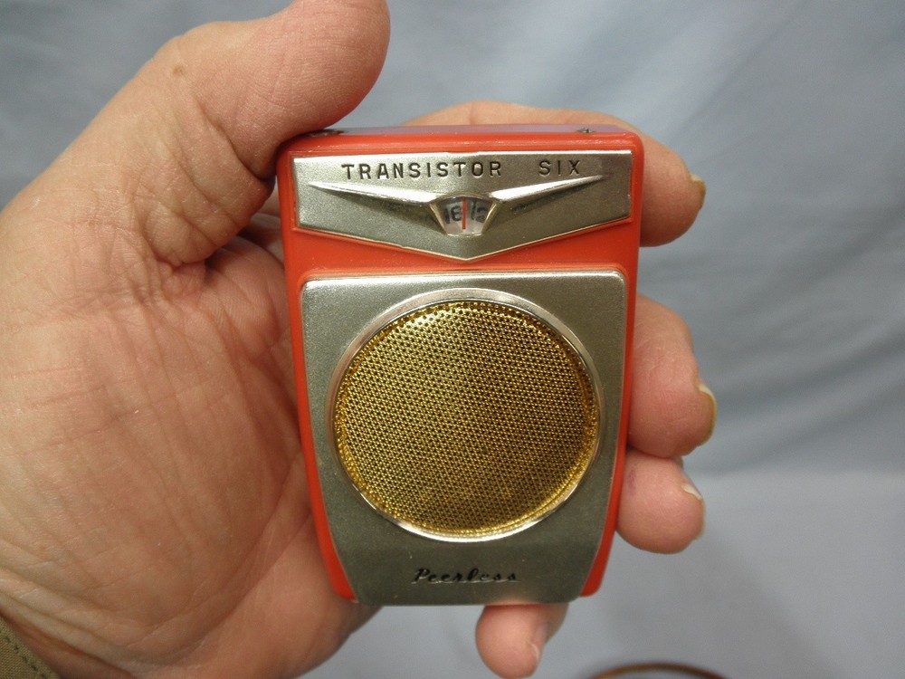 WORKING RED 1959 FLEETWOOD ROUND GRILLE 6 TRANSISTOR RADIO- RADIOORPHANAGE