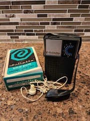 VINTAGE JULIETTE Solid State PORTABLE POCKET RADIO APR-256 AM in Box