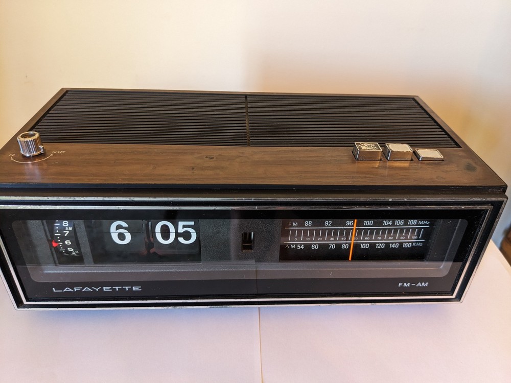 Vintage 1970&rsquo;s Lafayette Flip Clock Radio