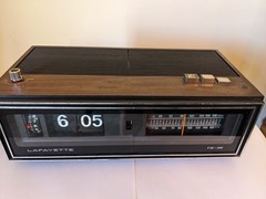 Vintage 1970&rsquo;s Lafayette Flip Clock Radio