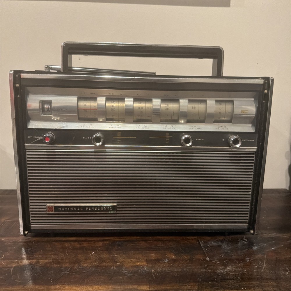 Vintage National Panasonic R3000 6 Band 12 Transistor Radio