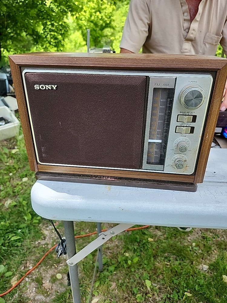 Nice Vintage Sony AM/FM Tabletop Radio 2 Bands Woodgrain ICF-9740W Tested