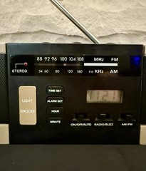 Vintage AM/FM Clock Radio Stereo System w/ One Detachable Speaker – Model # Us-2
